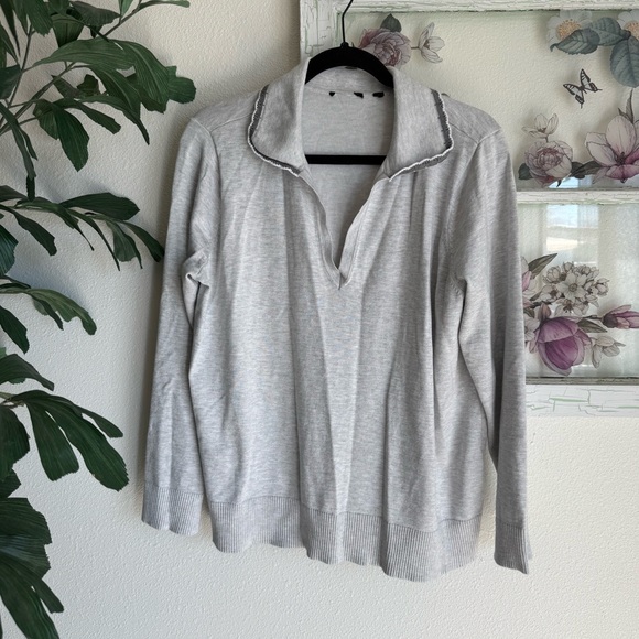 Sweaters - Chic Light Gray V-Neck Sweater